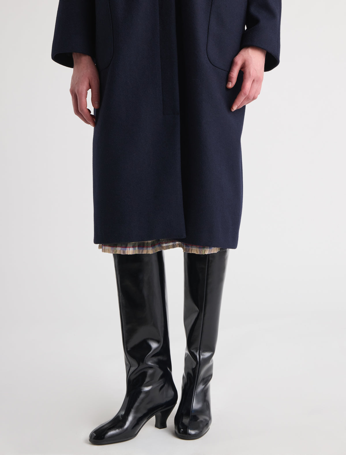 Cecilia leather boots heel painted contrasting color darknavy