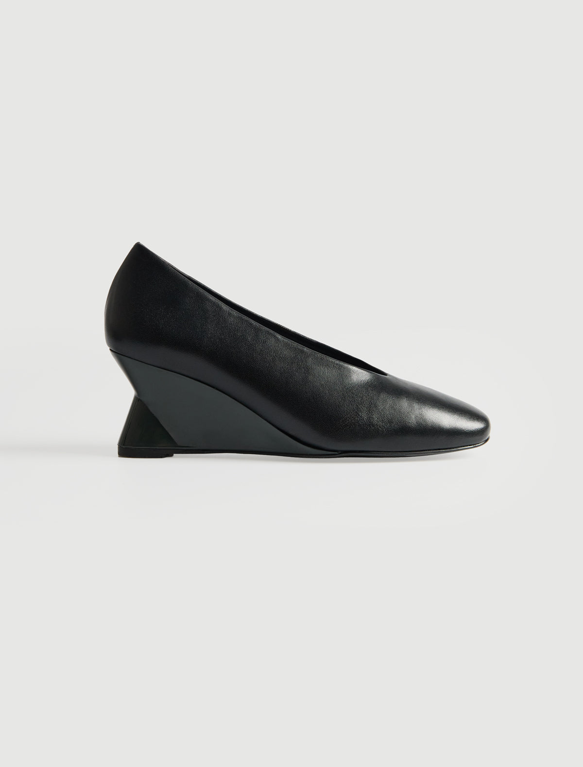 Jacinta pump sculptural 6 cm wedge contrasting color black