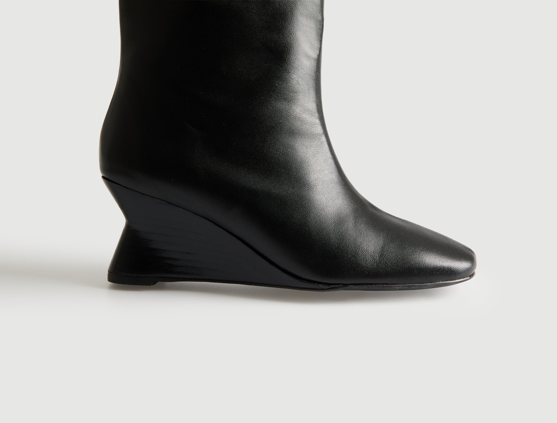 Tall jacinta high boot with a sculptural 6 cm wedge black