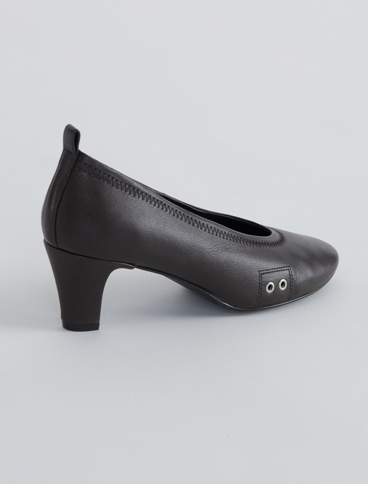 Uma pump metal eyelet detail glossy leather brown