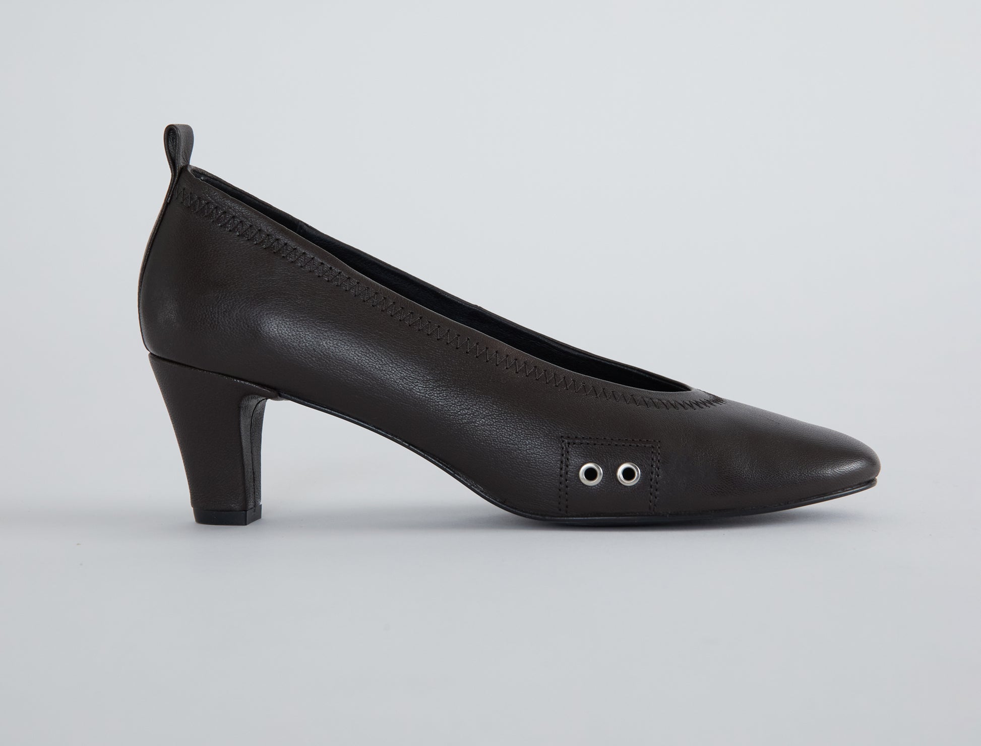 Uma pump metal eyelet detail glossy leather brown