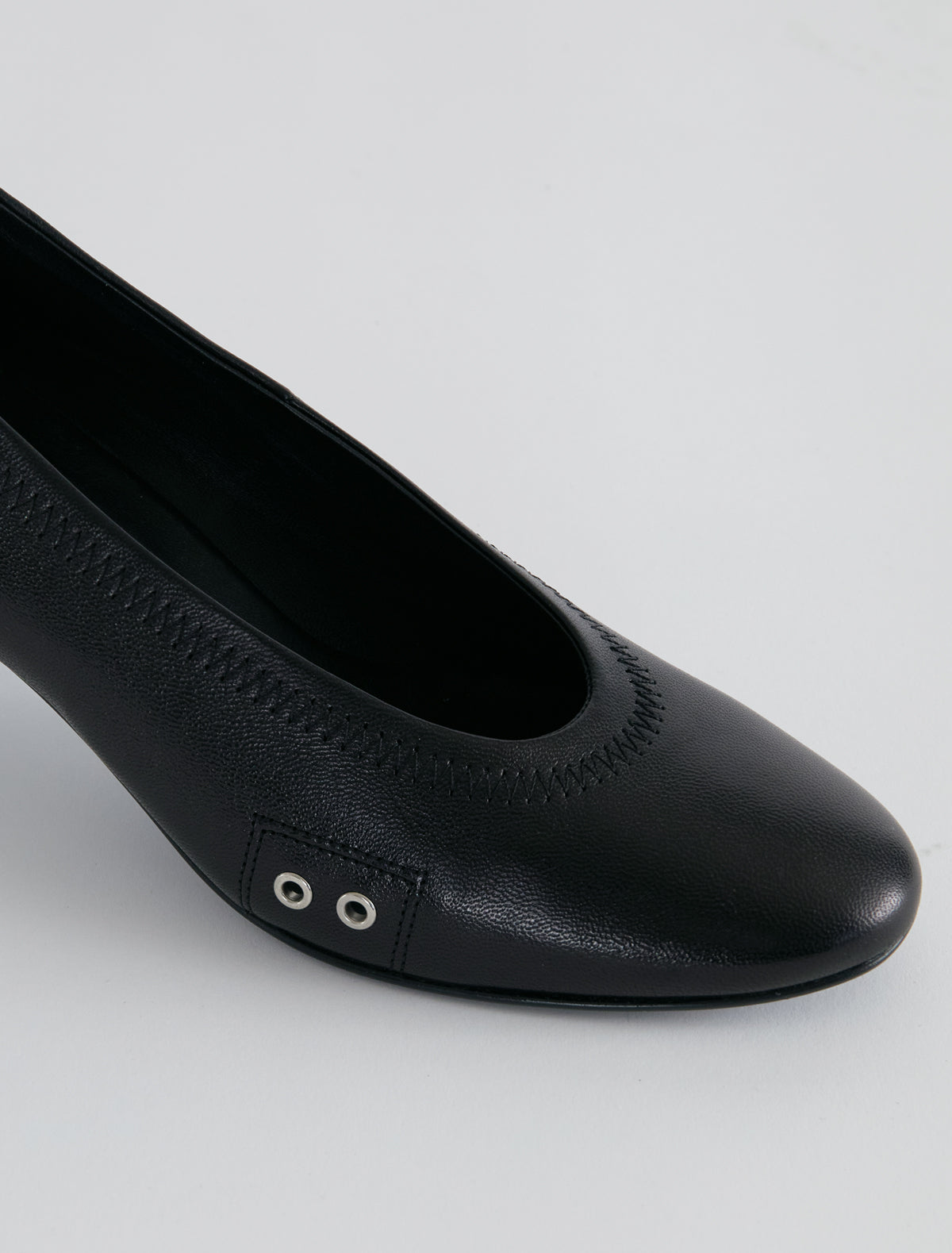 Uma pump metal eyelet detail glossy leather black