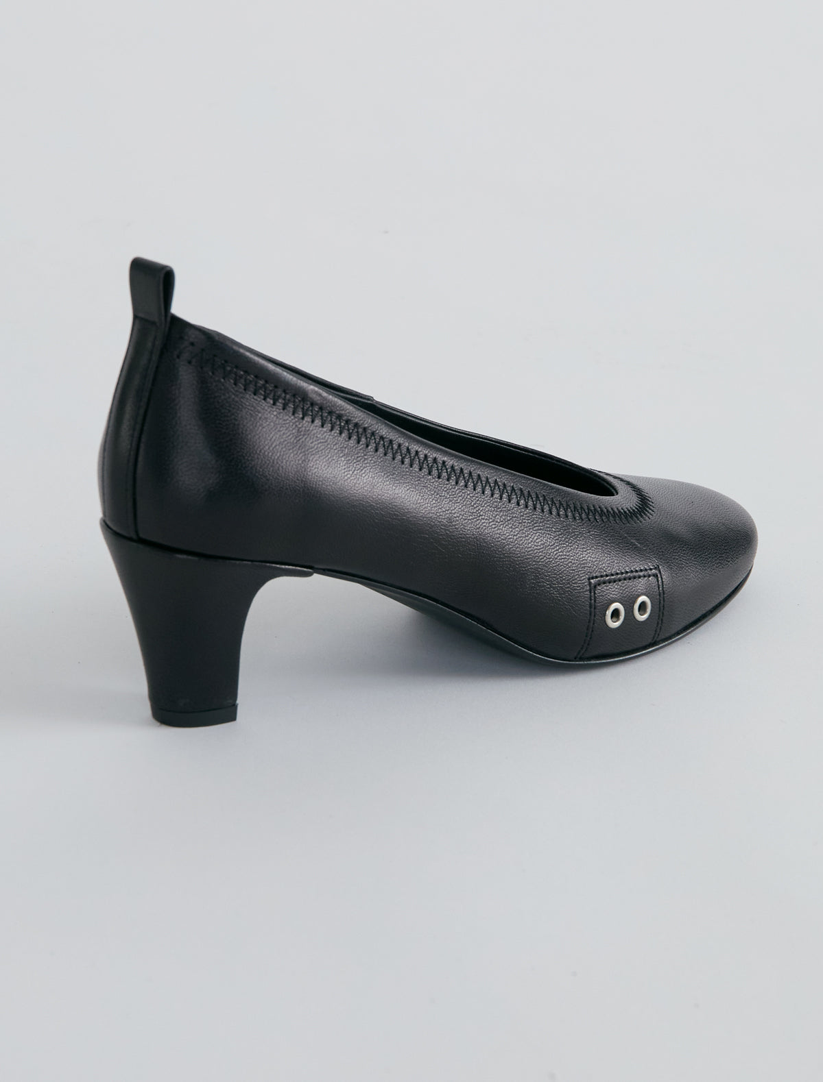 Uma pump metal eyelet detail glossy leather black