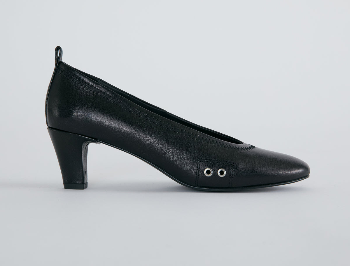 Uma pump metal eyelet detail glossy leather black